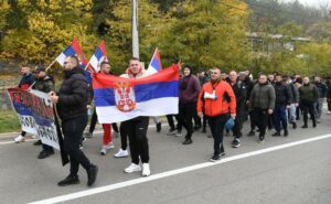 Grupa od 60 Srba sa Kosova krenula peške…