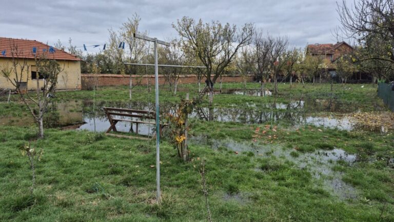 Prilužje: Kanalizacija „guta“ dvorišta, voćnjake i strpljenje meštana