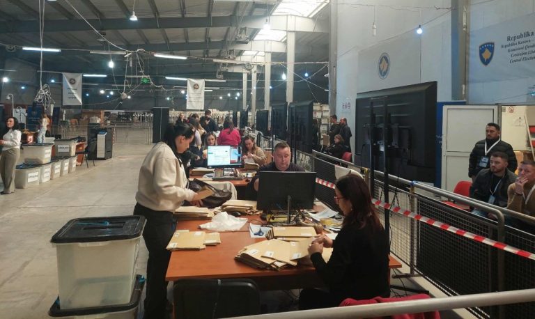 Počelo brojanje glasova putem pošte, više od 3.000 odbijenih glasačkih listića