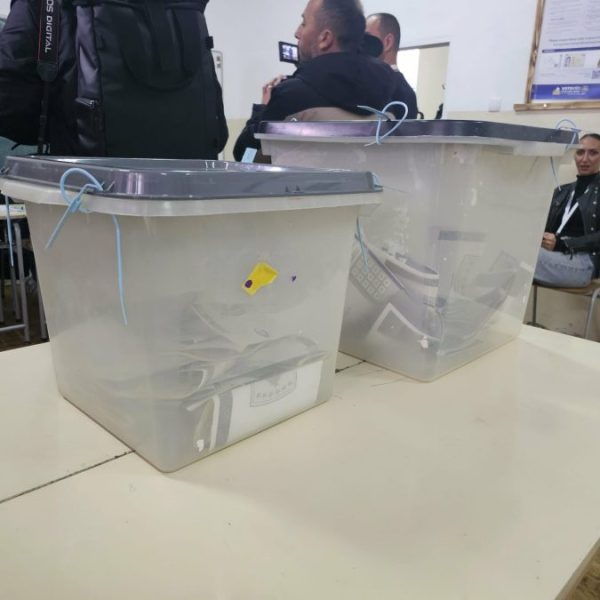 Demokratija na delu: Oko 500…