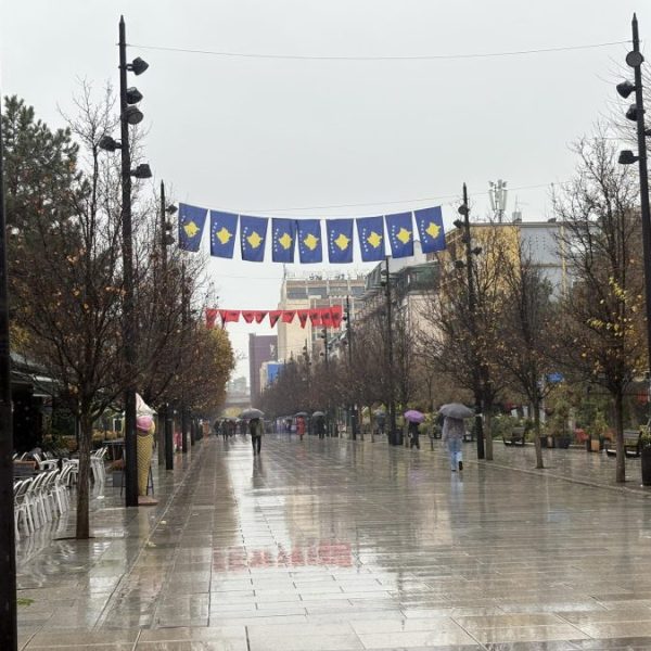 Albanci danas obeležavaju Dan zastave