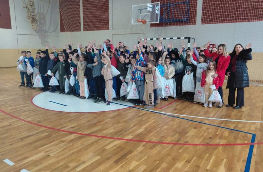 Učenici OŠ „Stana Bačanin“ u Lešku dobili nikoljdanske paketiće od vršnjaka iz Republike Srpske