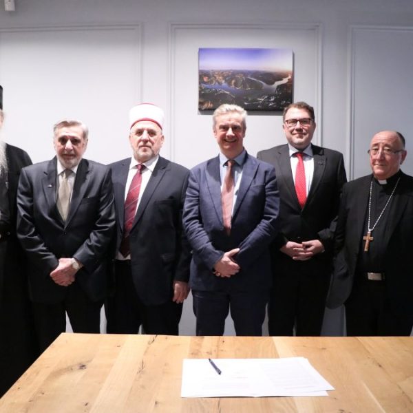 Hargrivs sa verskim liderima potpisao…