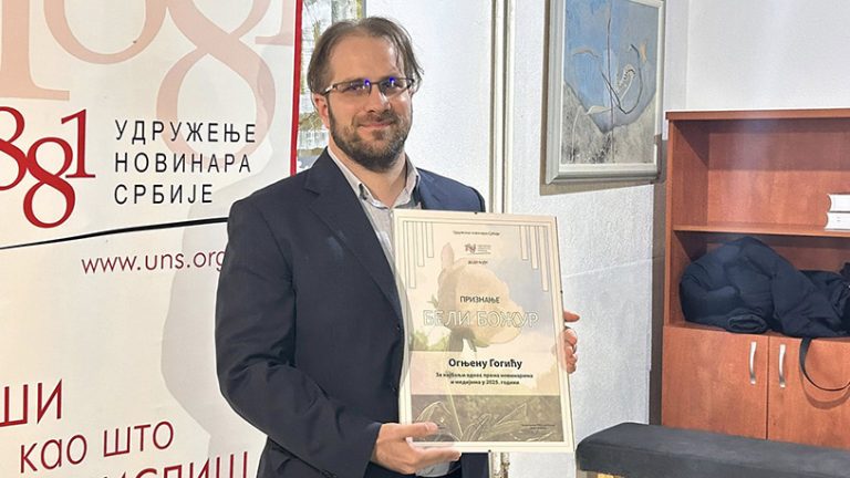 Ognjen Gogić dobitnik „Belog božura“: Profesionalizam srpskih novinara na Kosovu, mogu da drže lekcije medijima šire