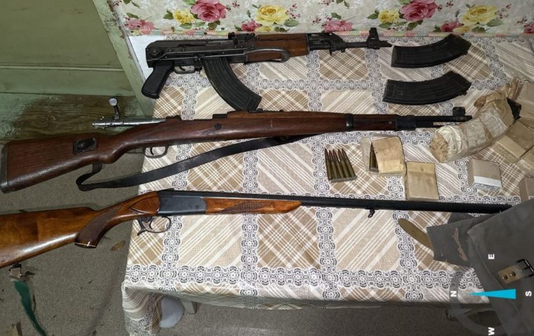 U dva odvojena slučaja zaplenjeno vatreno oružje, municija i uniforme u Leposaviću