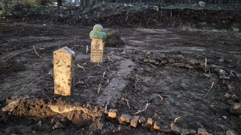 Porodica Terzići nastavlja potragu za grobnicama predaka na svom imanju u Severnoj Mitrovici