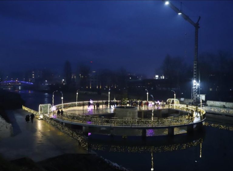 Postavljena rasveta na pešačkom mostu koji povezuje Severnu&hellip;