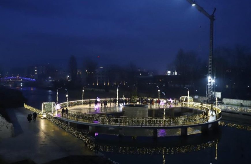 Postavljena rasveta na pešačkom mostu koji povezuje Severnu i Južnu Mitrovicu
