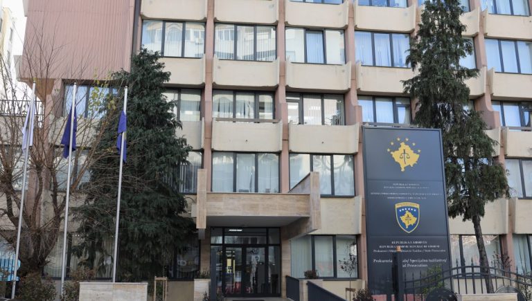 Mesec dana pritvora za bivšeg ministra i šestoro osumnjičenih za korupciju