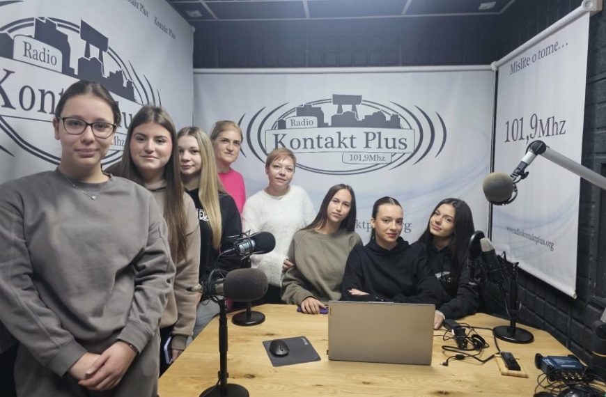 Mitrovički gimnazijalci u poseti Kontakt Plus radiju