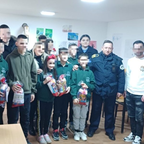 Kosovska policija podelila novogodišnje poklone&hellip;