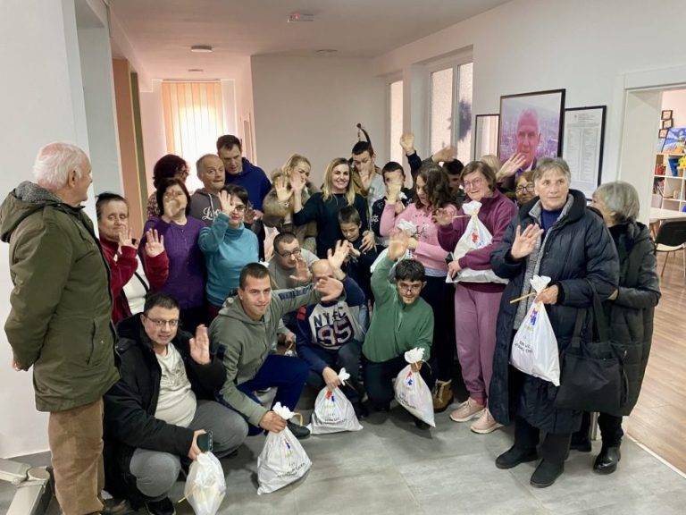 Odbor za pomoć Srbima na KiM obradovao mališane Dnevnog centra „Podrži me“ poklon paketićima