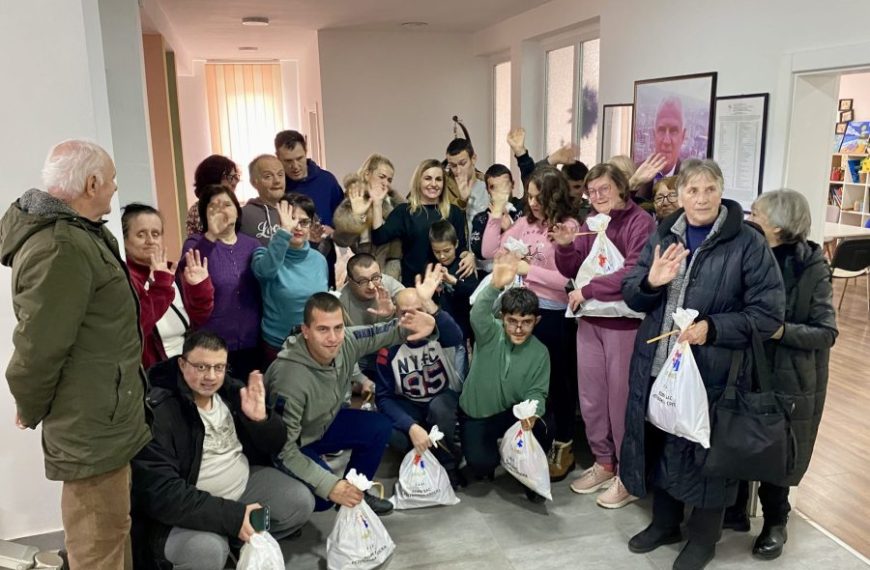 Odbor za pomoć Srbima na KiM obradovao mališane Dnevnog centra „Podrži me“ poklon paketićima