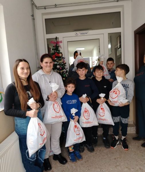 Podeljeni nikoljdanski paketići deci u…