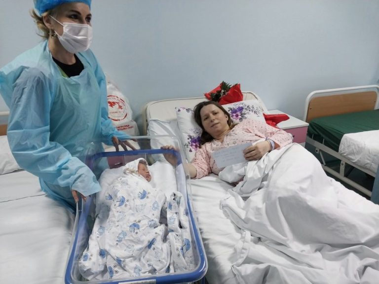 Darovana sa 500 evra treća srpska beba na KiM