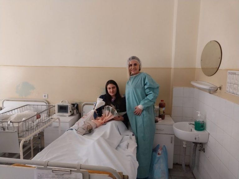 Odbor iz Banjaluke darovao prvu srpsku bebu rođenu u Novoj godini u Kosovskoj Mitrovici