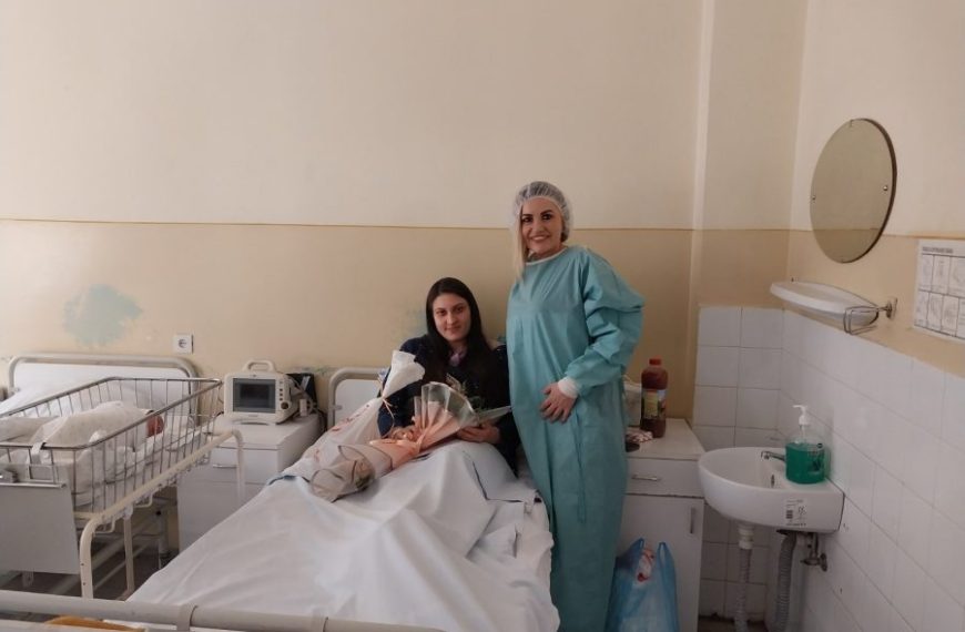 Odbor iz Banjaluke darovao prvu srpsku bebu rođenu u Novoj godini u Kosovskoj Mitrovici