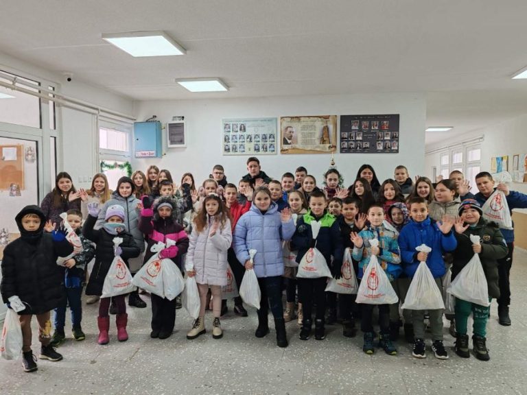 Odbor za pomoć KiM podelio novogodišnje paketiće deci u Babinom Mostu