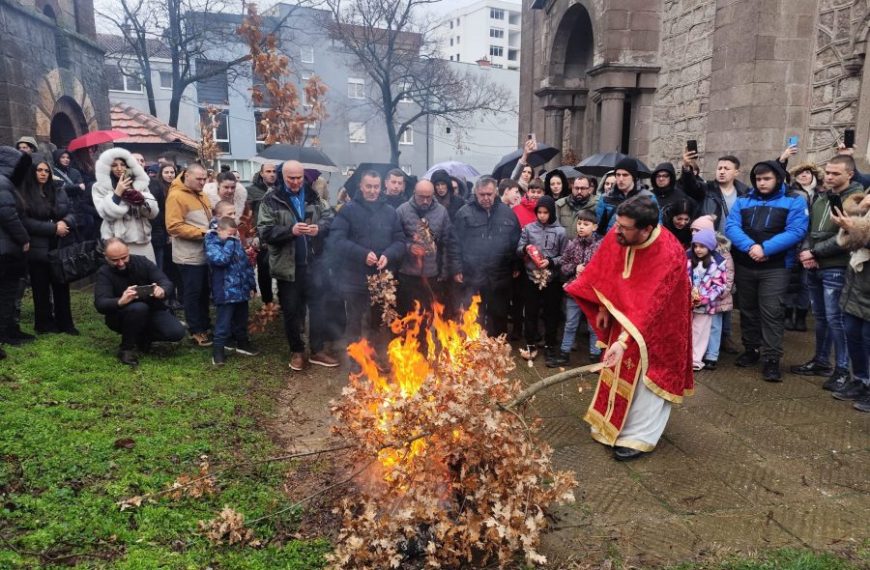 Liturgijom i paljenjem badnjaka u hramu Svetog Save obeležen Badnji dan