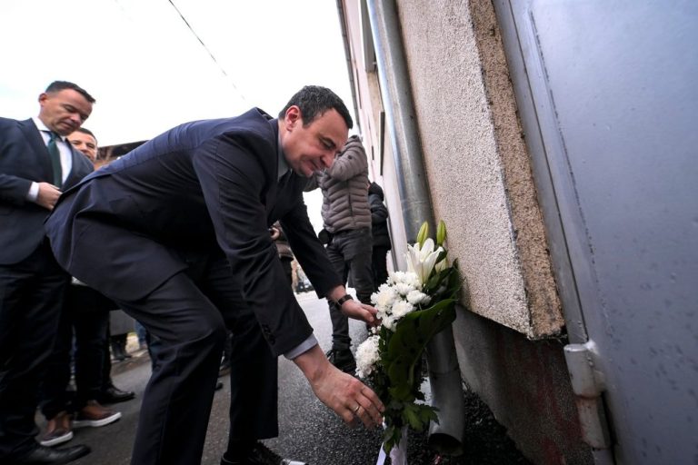 Kurti u Severnoj Mitrovici položio cveće na spomen-ploču Gazmendu Brahimiju