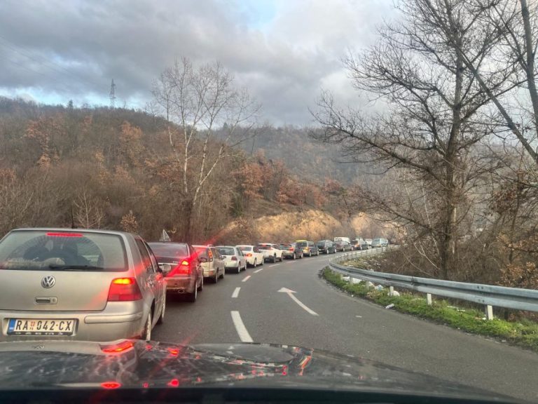 Gužve i danas na pojedinim administrativnim prelazima