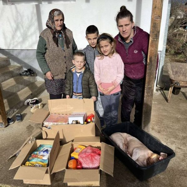 Podeljena božićna pomoć ugroženim porodicama&hellip;