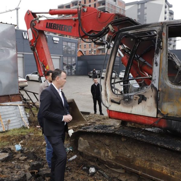 Južna Mitrovica: Zapaljen bager koji…