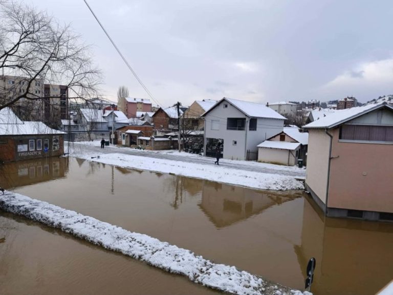 Ibar se sinoć izlio u delu Bošnjačke mahale, nivo vode ponovo raste