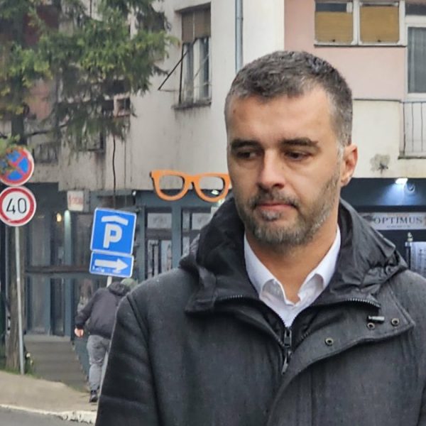Manojlović: Vlast izbegava raspravu o&hellip;