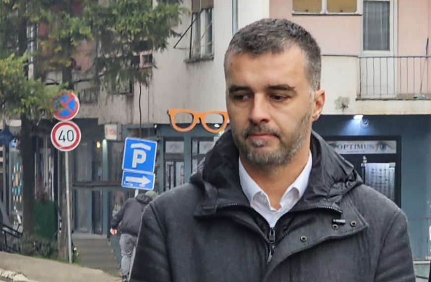 Manojlović: Vlast izbegava raspravu o položaju Srba na Kosovu i Metohiji