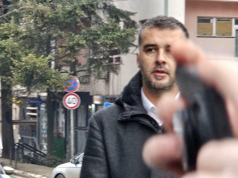 Savo Manojlović: Kako je vlast trgovala državnim interesima da bi kupila mir u Beogradu