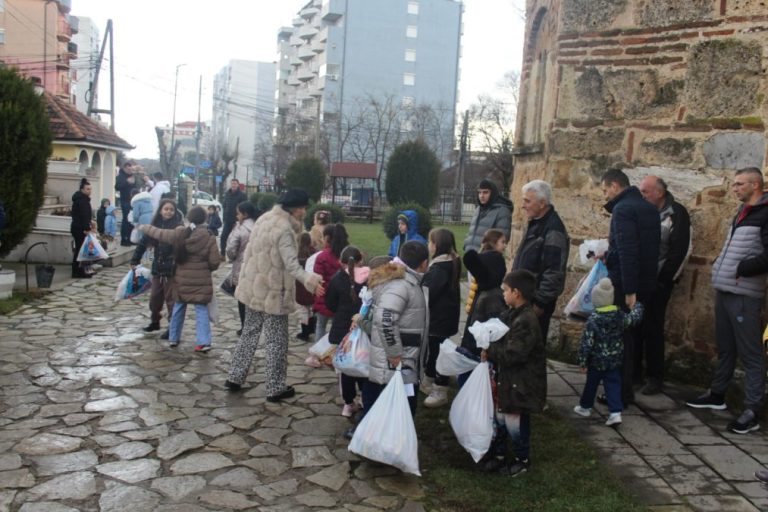 Humanitarna organizacija „Kosovsko Pomoravlje“ podelila božićne paketiće deci u Lipljanu
