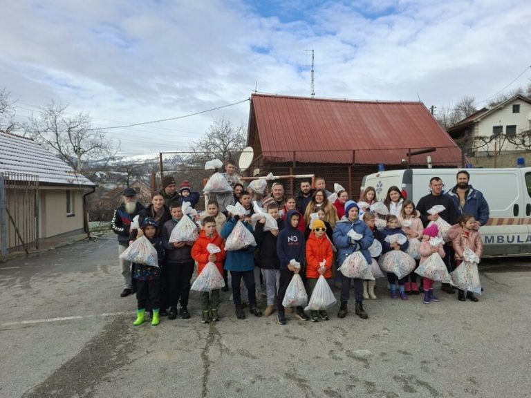 „Slatki karavan“ doneo radost deci na Kosovu i Metohiji