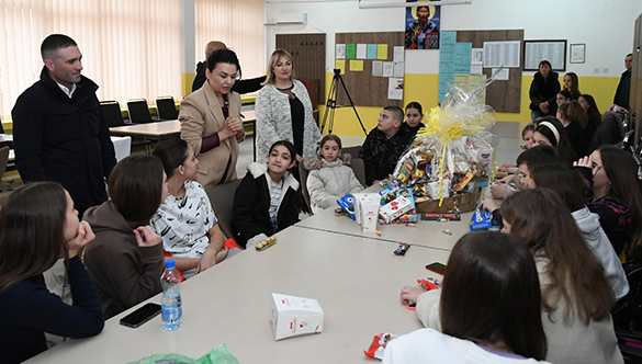 Kancelarija za KiM donirala narodne nošnje KUD-u „Kosovski božur“