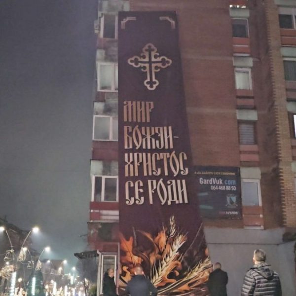 Policija vratila transparent „Mir Božji,…