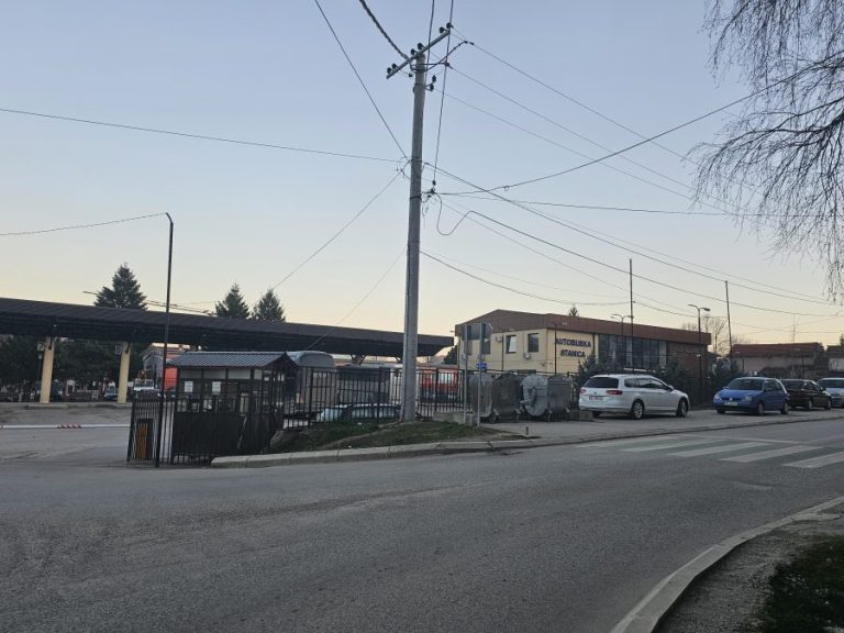 Severna Mitrovica: Uhapšen zbog nošenja policijskog amblema i taktičke opreme, na autobuskoj stanici opljačkan muškarac