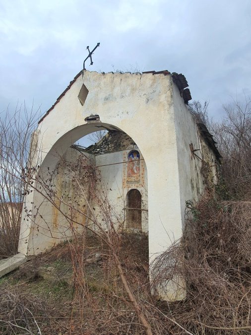 Posle 27 godina čišćena porta i hram Sv. Nikole u Ljubiždi