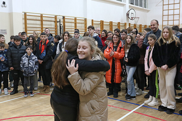 Emotivni rastanak: Đaci sa Kosova…