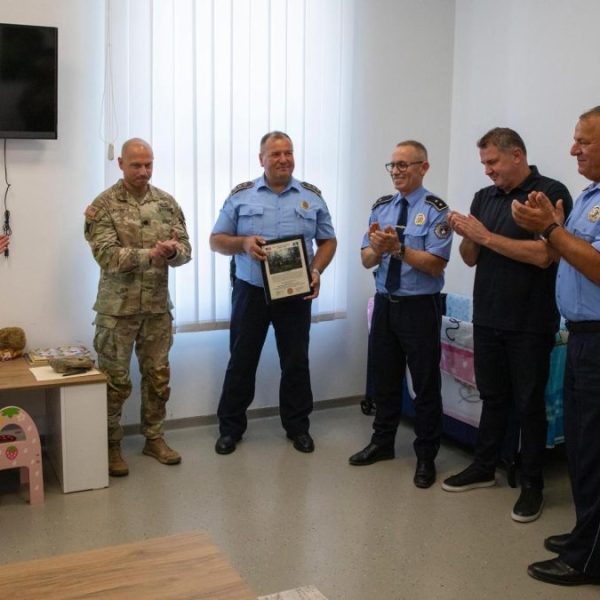 KFOR donirao „Porodične sobe“ policijskim…