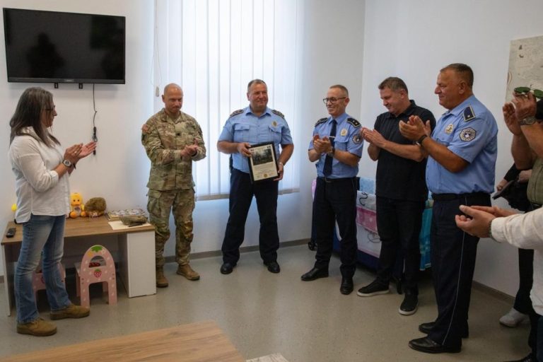 KFOR donirao „Porodične sobe“ policijskim stanicama širom Kosova