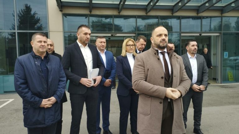 Gradonačelnici srpskih opština na sastanku sa Krasnićijem u Prištini