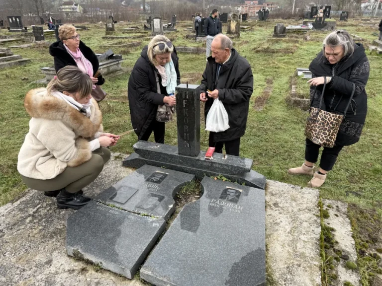 Zadušnice u ruševinama i smeću: Raseljeni Srbi obišli uništena groblja u Đakovici, Peći, Čaglavici i Prištini