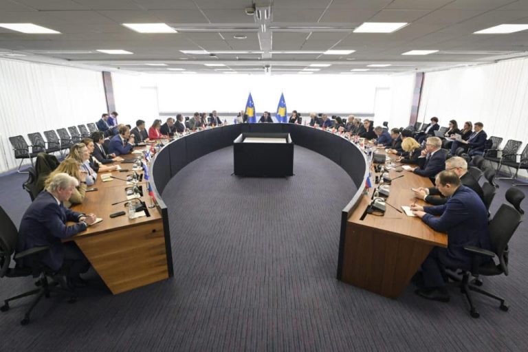 Kurti razgovarao sa ambasadorima o sprovođenju zakona o strancima i vozilima