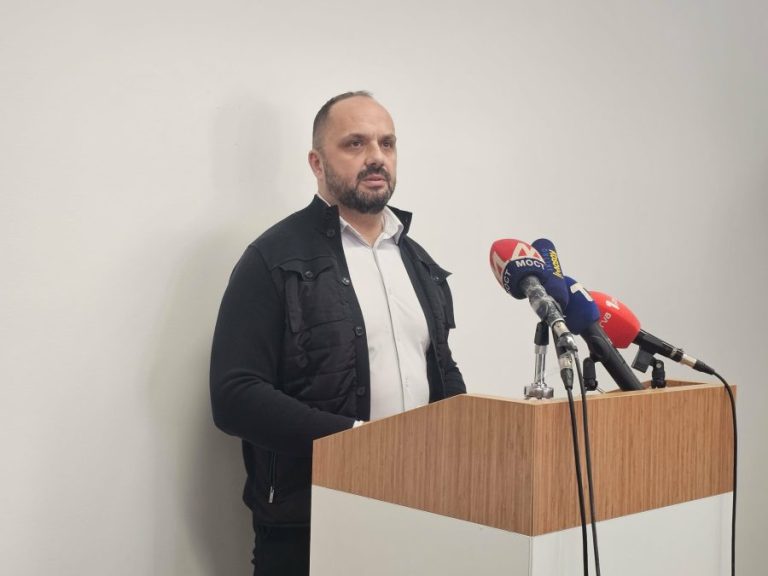 Radojević dobio sudski poziv zbog banera postavljenog na Badnji dan