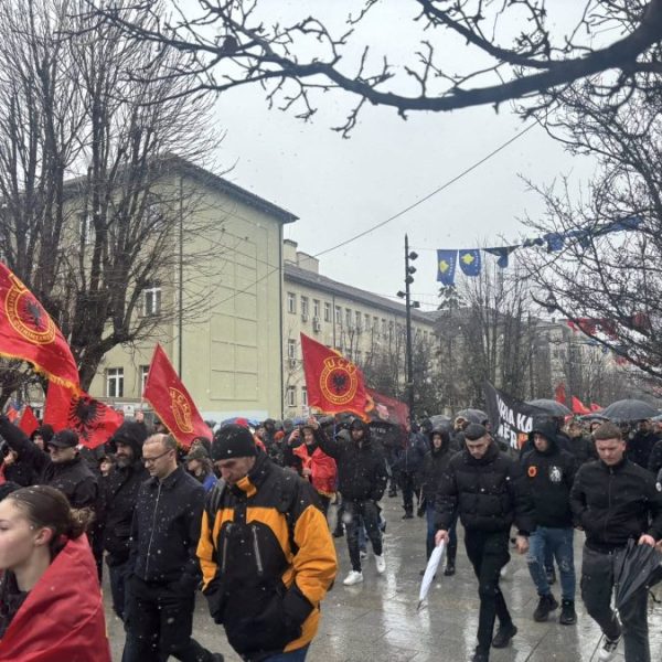 Hiljade Albanaca na protestu podrške…
