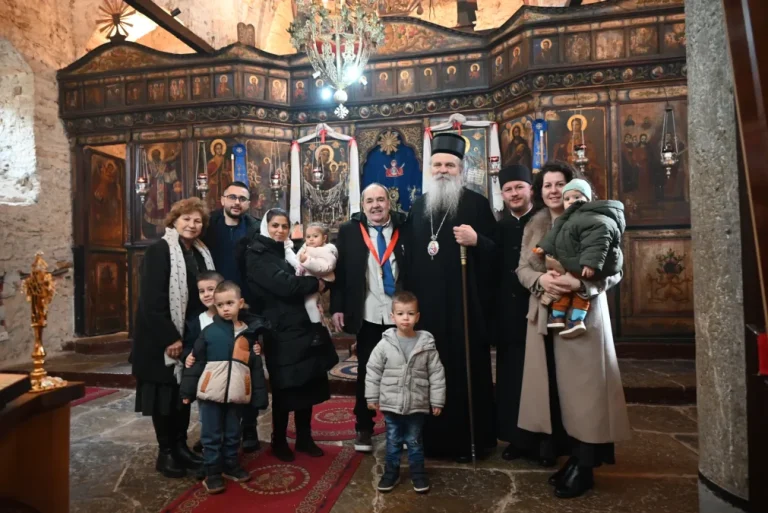 Mitropolit Teodosije služio liturgiju u Orahovcu, odlikovao Gavrila Kujundžića