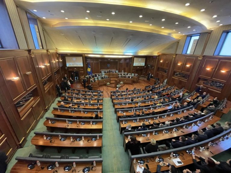 Veličanje optuženih lidera OVK tokom svečane sednice Skupštine Kosova