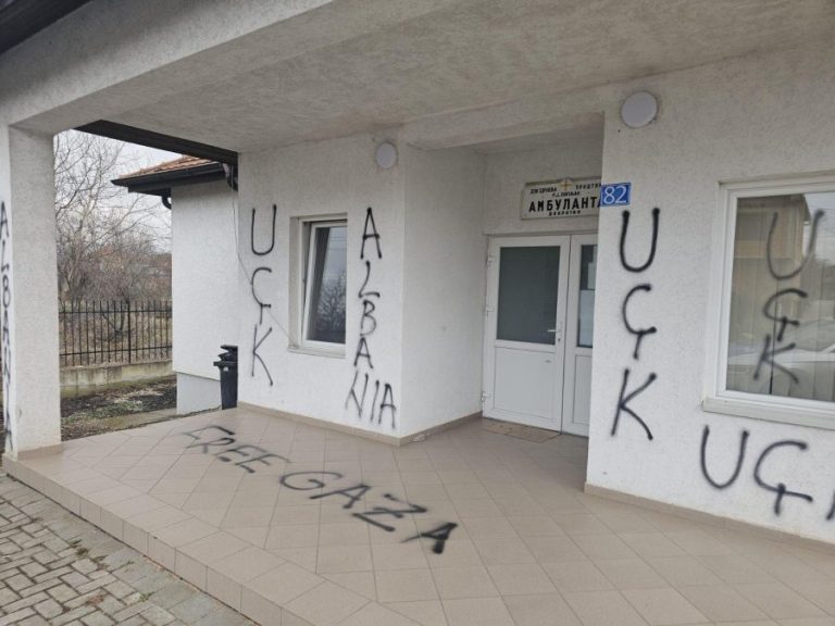 Ispisani grafiti OVK na ambulanti i vrtiću u Dobrotinu