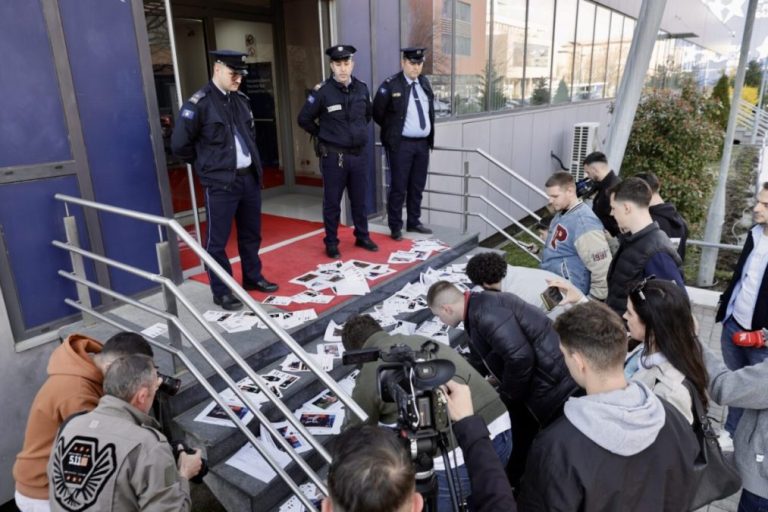 Omladina PDK u akciji ispred Vlade: Dozvola za upotrebu srpskih ličnih karata „kapitulacija pred kriminalnim bandama“