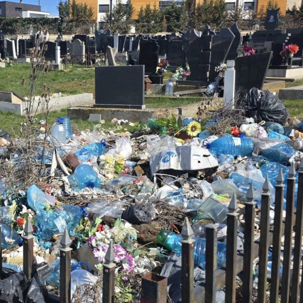 Velike deponije smeća unutar i pored groblja u Čaglavici